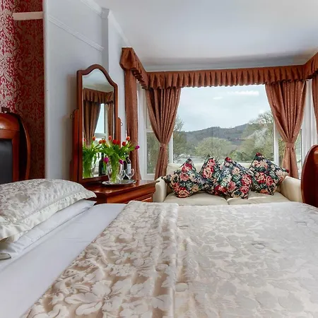 B&B Field House 3*