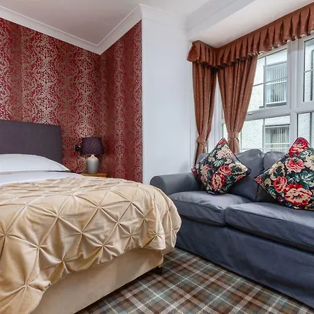 B&B Field House 3*